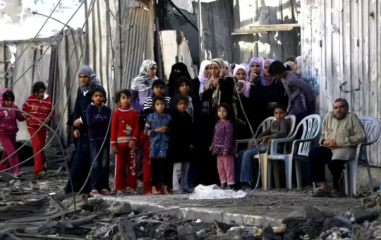 Al menos 10 personas, incluidos varios niños, murieron la mañana del domingo en un ataque aéreo del ejercito de Israel cerca de un punto de distribución de agua en el centro de la Franja de Gaza, según autoridades sanitarias locales.