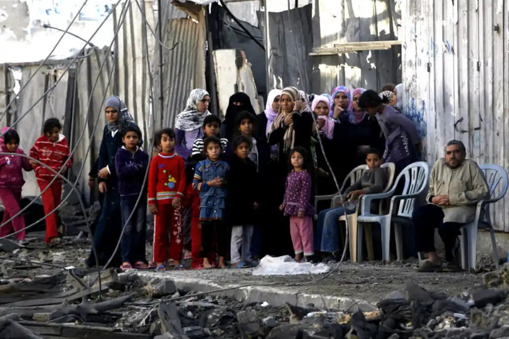 Al menos 10 personas, incluidos varios niños, murieron la mañana del domingo en un ataque aéreo del ejercito de Israel cerca de un punto de distribución de agua en el centro de la Franja de Gaza, según autoridades sanitarias locales.