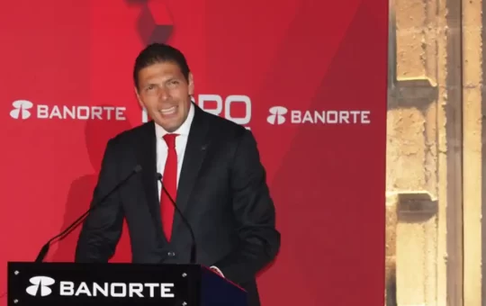 Carlos Hank González, director general Banorte, destacó que su enfoque de “hiperpersonalización” impulsará productos clave como crédito hipotecario, automotriz, de nómina, consumo, empresarial y corporativo, y buscarán consolidarse en el segmento de tarjetas de crédito.