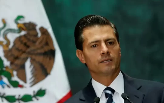 En respuesta a las recientes insinuaciones de un posible soborno ligado a la adquisición del software de espionaje Pegasus durante su sexenio, el expresidente Enrique Peña Nieto negó categóricamente haber intervenido en la asignación de contratos, y calificó las acusaciones como “dolosas” y carentes de sustento.