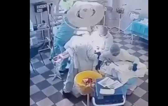 En medio de uno de los sismos más fuertes registrados en la región desde 1952, un grupo de médicos rusos en Petropavlovsk-Kamchatsky, continuó una operación quirúrgica mientras el suelo temblaba violentamente bajo sus pies.