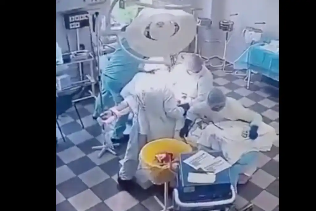 En medio de uno de los sismos más fuertes registrados en la región desde 1952, un grupo de médicos rusos en Petropavlovsk-Kamchatsky, continuó una operación quirúrgica mientras el suelo temblaba violentamente bajo sus pies.