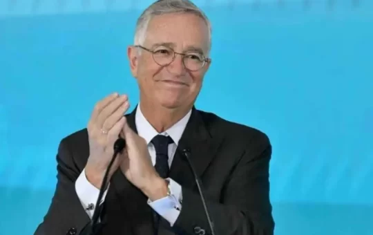 La presidenta Claudia Sheinbaum calificó como “violencia” los insultos emitidos por el empresario Ricardo Salinas Pliego contra las periodistas Sabina Berman, Denise Dresser y Vanessa Romero, al considerar que los calificativos usados fueron misóginos y ofensivos.