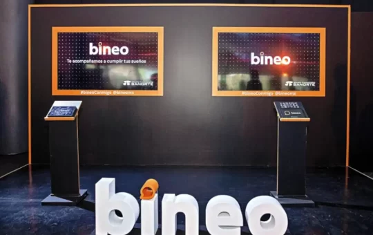 Banorte atraviesa un periodo de transición tras pausar su neobanco Bineo y adquirir el negocio de RappiCard. La institución financiera evalúa si vender o fusionar Bineo, una decisión que se definirá en los próximos meses, según su director general, Marcos Ramírez.