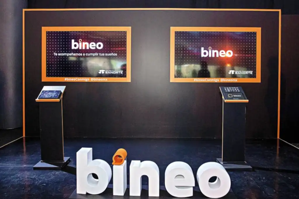 Banorte atraviesa un periodo de transición tras pausar su neobanco Bineo y adquirir el negocio de RappiCard. La institución financiera evalúa si vender o fusionar Bineo, una decisión que se definirá en los próximos meses, según su director general, Marcos Ramírez.