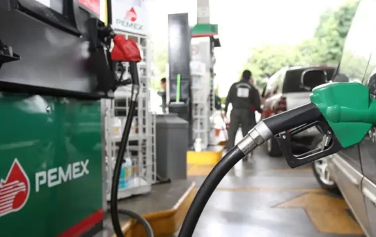 Gasolineros denuncian extorsión de autoridades; Sheinbaum desconoce a organización.