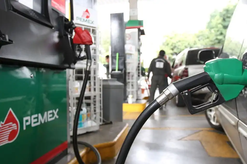 Gasolineros denuncian extorsión de autoridades; Sheinbaum desconoce a organización.