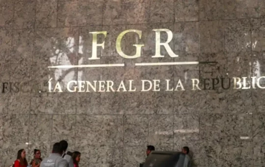 La Fiscalía General de la República (FGR) destituyó al contralor Arturo Serrano Meneses como titular de su Órgano Interno de Control (OIC), junto con nueve altos mandos de su equipo, por presuntos actos de corrupción.