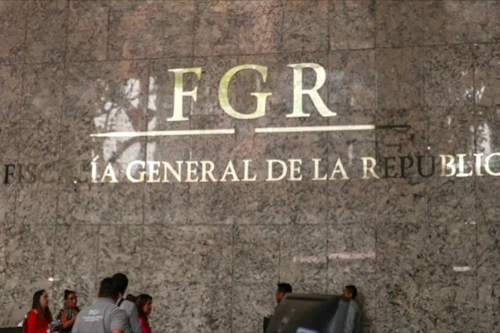 La Fiscalía General de la República (FGR) destituyó al contralor Arturo Serrano Meneses como titular de su Órgano Interno de Control (OIC), junto con nueve altos mandos de su equipo, por presuntos actos de corrupción.