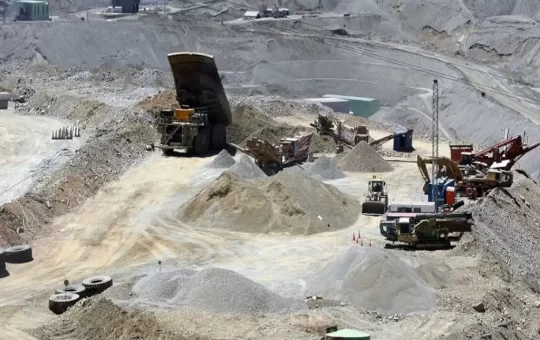 La presidenta Claudia Sheinbaum pidió a mineras canadienses que operan en México cumplir con las normativas ambientales del país, durante una reunión con altos funcionarios del gobierno canadiense.