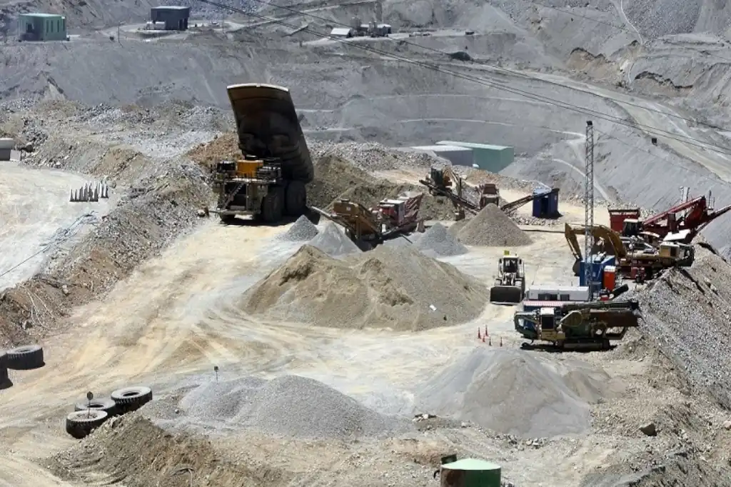 La presidenta Claudia Sheinbaum pidió a mineras canadienses que operan en México cumplir con las normativas ambientales del país, durante una reunión con altos funcionarios del gobierno canadiense.