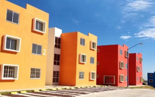 Durante años, Casas GEO fue sinónimo de crecimiento en el sector inmobiliario mexicano, pero una deuda millonaria con Banorte terminó por sepultar a la compañía que llegó a vender más de 510 mil viviendas en todo el país.