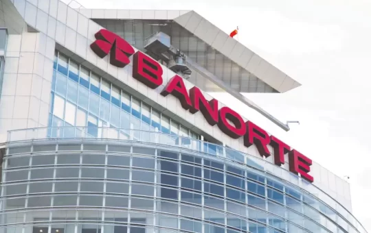 Banorte reporta aumento del 4% en utilidad neta durante el segundo trimestre de 2025.