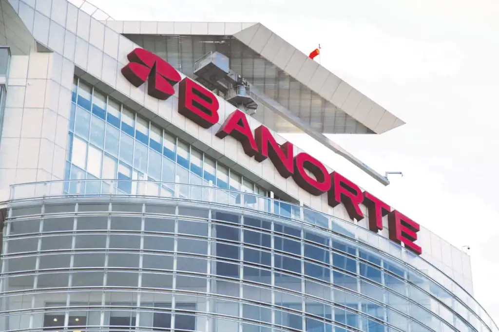 Banorte reporta aumento del 4% en utilidad neta durante el segundo trimestre de 2025.
