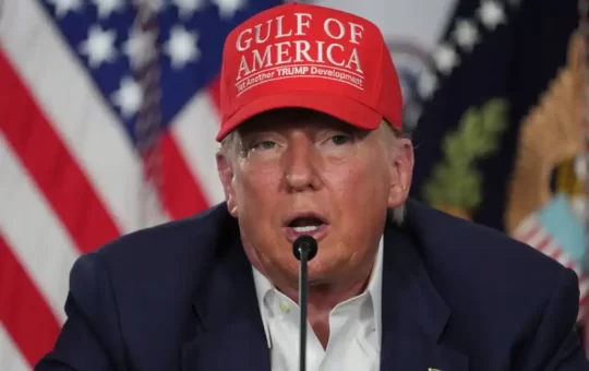 Trump anuncia arancel del 100% a películas extranjeras para “proteger” la industria estadounidense.