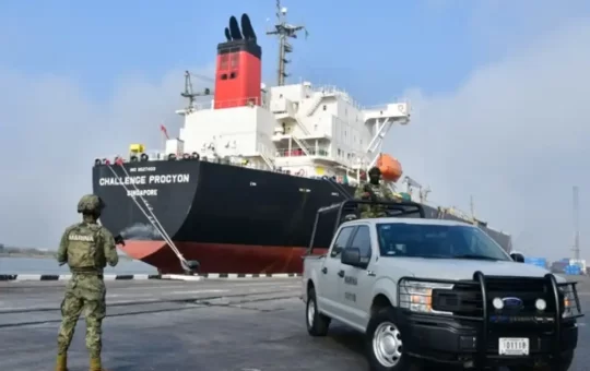 La presidenta Claudia Sheinbaum justificó este lunes la demora en las detenciones relacionadas con el buque de huachicol, argumentando que recabar y judicializar las pruebas requiere tiempo.