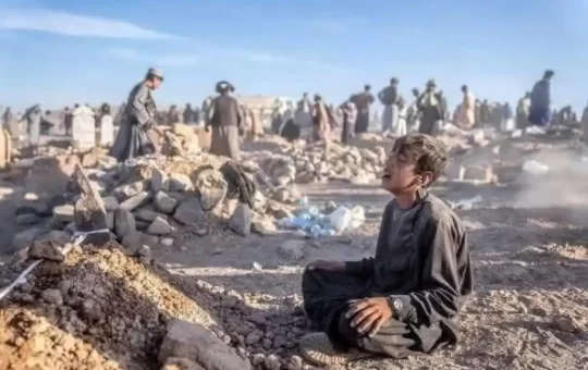 Terremoto en Afganistán deja al menos 800 muertos y miles de heridos.