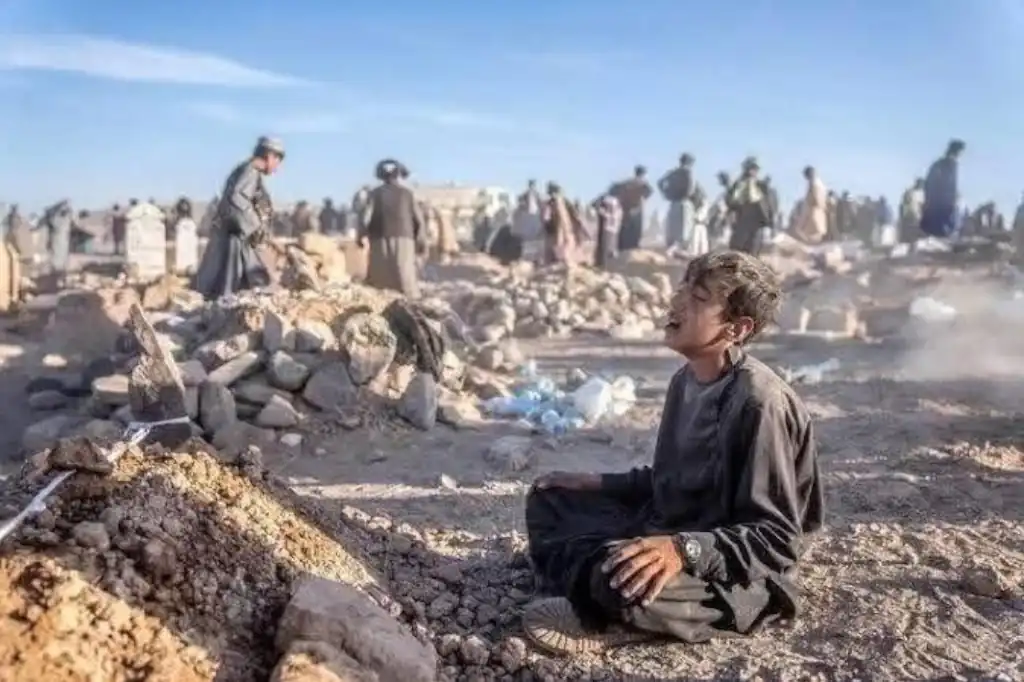 Terremoto en Afganistán deja al menos 800 muertos y miles de heridos.