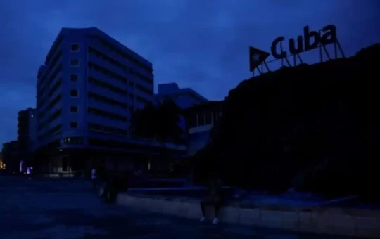 La red eléctrica de Cuba sufrió un nuevo apagón total la mañana del miércoles, dejando a toda la isla sin electricidad, en lo que se ha convertido en un problema recurrente durante el último año.