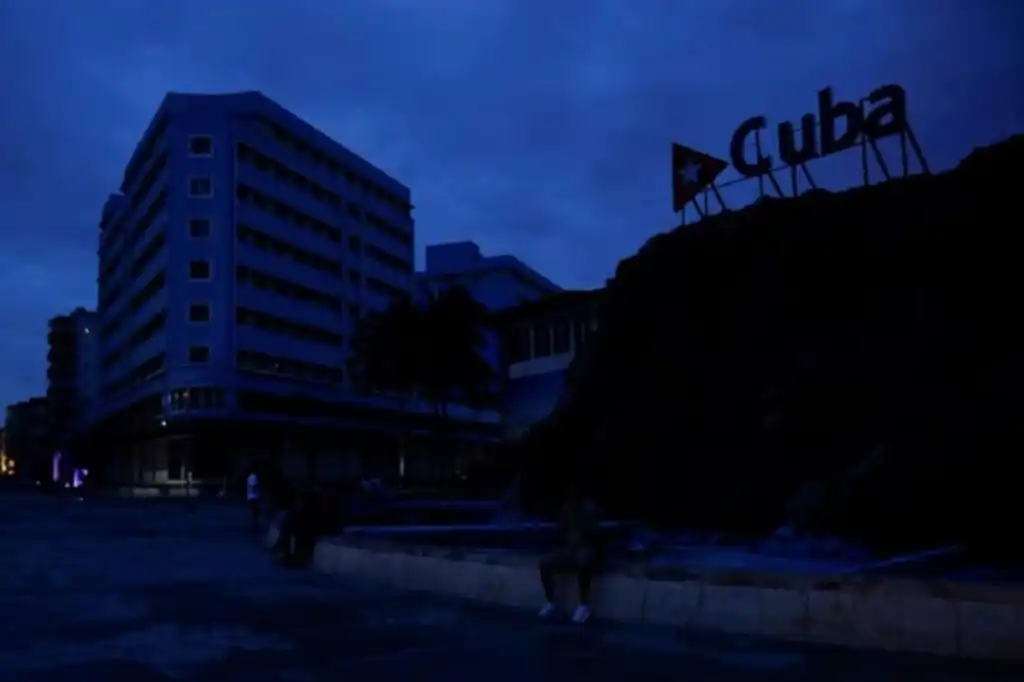 La red eléctrica de Cuba sufrió un nuevo apagón total la mañana del miércoles, dejando a toda la isla sin electricidad, en lo que se ha convertido en un problema recurrente durante el último año.