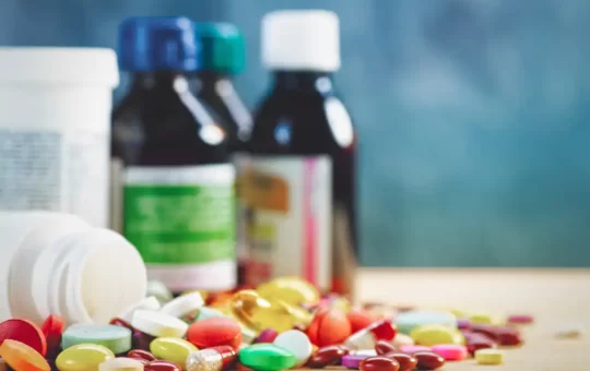 Sheinbaum reconoce adeudos con farmacéuticas y promete liquidarlos.