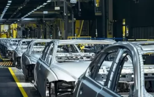 La Presidenta Claudia Sheinbaum aseguró este jueves que México busca mantener el diálogo con China sin generar conflictos, luego de que el Gobierno federal propusiera en el Paquete Económico 2026 aplicar aranceles de hasta 50 por ciento a importaciones chinas de autos ligeros, autopartes, textiles y acero.