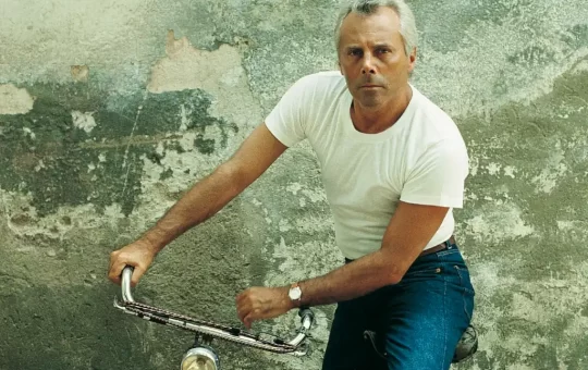 El mundo de la moda despide hoy a uno de sus más grandes referentes, Giorgio Armani, el diseñador italiano que convirtió la sobriedad en sinónimo de lujo, falleció a los 91 años en su casa de Milán, informó su empresa a través de un comunicado.