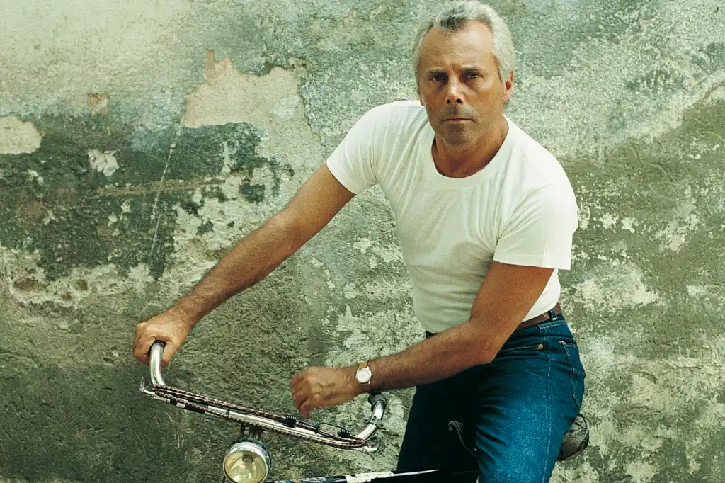 El mundo de la moda despide hoy a uno de sus más grandes referentes, Giorgio Armani, el diseñador italiano que convirtió la sobriedad en sinónimo de lujo, falleció a los 91 años en su casa de Milán, informó su empresa a través de un comunicado.