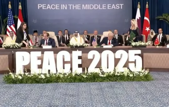 En un momento histórico, líderes mundiales se reunieron este lunes en la ciudad turística egipcia de Sharm el-Sheij para la firma de un acuerdo de paz destinado a poner fin al conflicto en la Franja de Gaza.