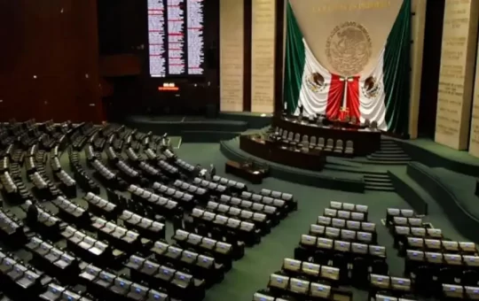 La Cámara de Diputados aprobó este martes una reforma al Código Fiscal de la Federación que autoriza al Servicio de Administración Tributaria (SAT) a supervisar de manera permanente y en tiempo real las operaciones realizadas en plataformas digitales como Netflix, Mercado Libre, Uber y aplicaciones de citas.