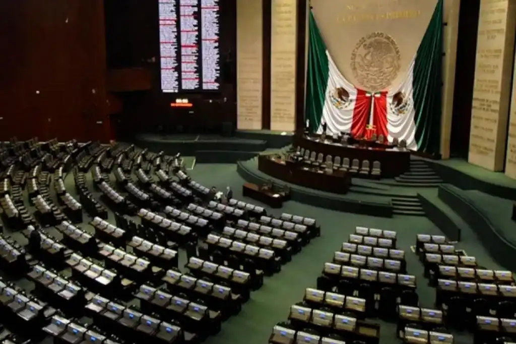 La Cámara de Diputados aprobó este martes una reforma al Código Fiscal de la Federación que autoriza al Servicio de Administración Tributaria (SAT) a supervisar de manera permanente y en tiempo real las operaciones realizadas en plataformas digitales como Netflix, Mercado Libre, Uber y aplicaciones de citas.