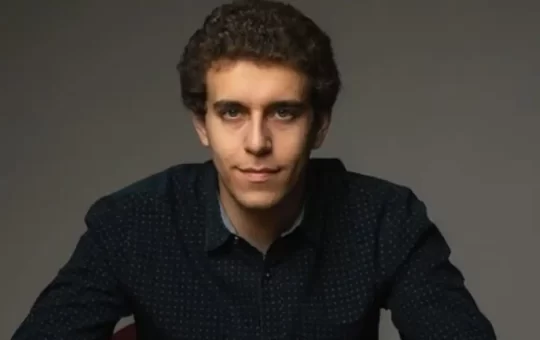 La repentina muerte del gran maestro y comentarista estadounidense Daniel Naroditsky, ocurrida el pasado lunes a los 29 años, ha desatado una ola de conmoción, conspiranoia y reproches dentro de la comunidad internacional de ajedrez.