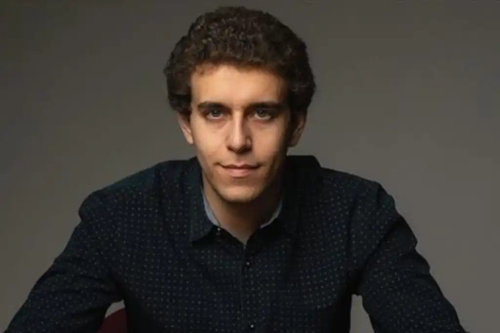 La repentina muerte del gran maestro y comentarista estadounidense Daniel Naroditsky, ocurrida el pasado lunes a los 29 años, ha desatado una ola de conmoción, conspiranoia y reproches dentro de la comunidad internacional de ajedrez.