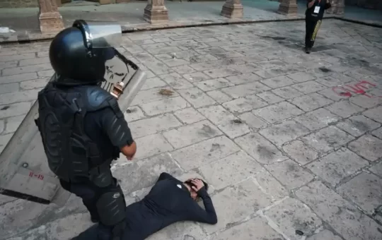 La indignación ciudadana en Michoacán estalló tras el asesinato del alcalde de Uruapan, Carlos Manzo, ocurrido la noche del sábado en la plaza central del municipio.