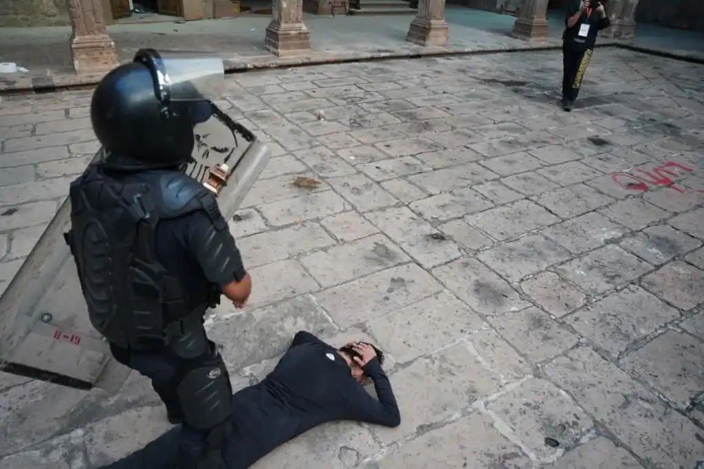 La indignación ciudadana en Michoacán estalló tras el asesinato del alcalde de Uruapan, Carlos Manzo, ocurrido la noche del sábado en la plaza central del municipio.