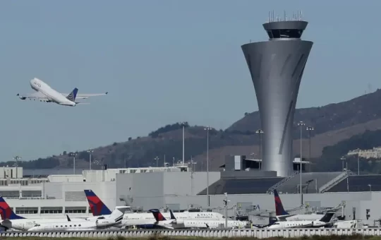 La combinación de fuertes nevadas en Chicago y un prolongado cierre del gobierno estadounidense provocó este lunes al menos mil 432 vuelos cancelados en aeropuertos de todo el país, según datos de la empresa de análisis de aviación Cirium.