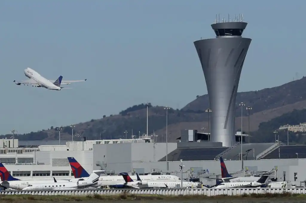 La combinación de fuertes nevadas en Chicago y un prolongado cierre del gobierno estadounidense provocó este lunes al menos mil 432 vuelos cancelados en aeropuertos de todo el país, según datos de la empresa de análisis de aviación Cirium.