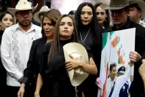 Tras el asesinato del alcalde Carlos Manzo, la actual alcaldesa de Uruapan, Grecia Quiroz, cuenta con 21 elementos de la Secretaría de la Defensa Nacional (Sedena) asignados a su protección, informaron autoridades federales.