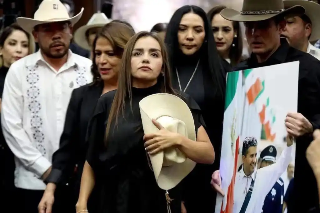 Tras el asesinato del alcalde Carlos Manzo, la actual alcaldesa de Uruapan, Grecia Quiroz, cuenta con 21 elementos de la Secretaría de la Defensa Nacional (Sedena) asignados a su protección, informaron autoridades federales.