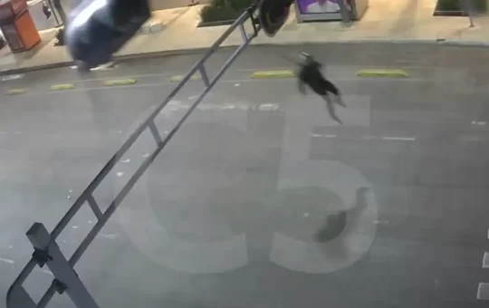 Paracaidista queda atorado en semáforo del Centro Histórico de CDMX.