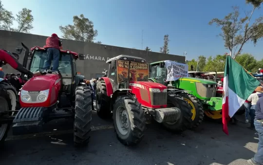 Productores agrícolas se movilizan en CDMX en rechazo a la Ley de Aguas.