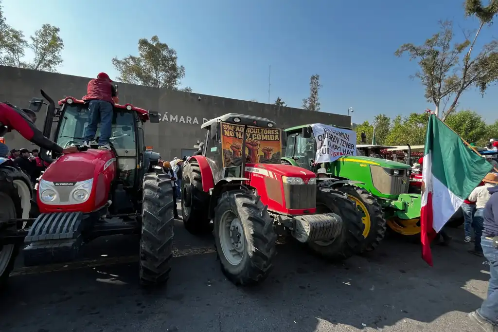 Productores agrícolas se movilizan en CDMX en rechazo a la Ley de Aguas.