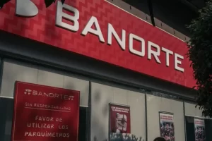Banorte refuerza su presencia física mientras avanza en lo digital.