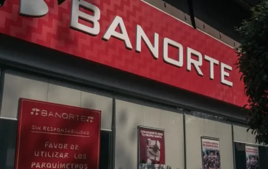 Banorte refuerza su presencia física mientras avanza en lo digital.