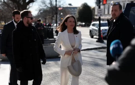 Corina Machado entrega a Trump la medalla de su Nobel de la Paz, reafirma su apuesta por la libertad de Venezuela.