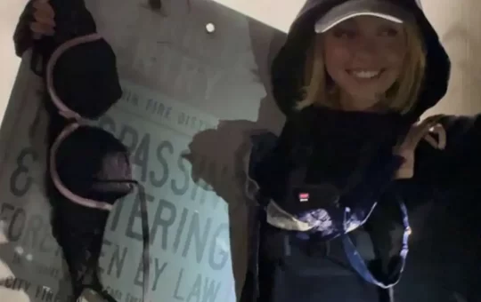 Sydney Sweeney genera polémica tras subir al letrero de Hollywood para promocionar lencería.