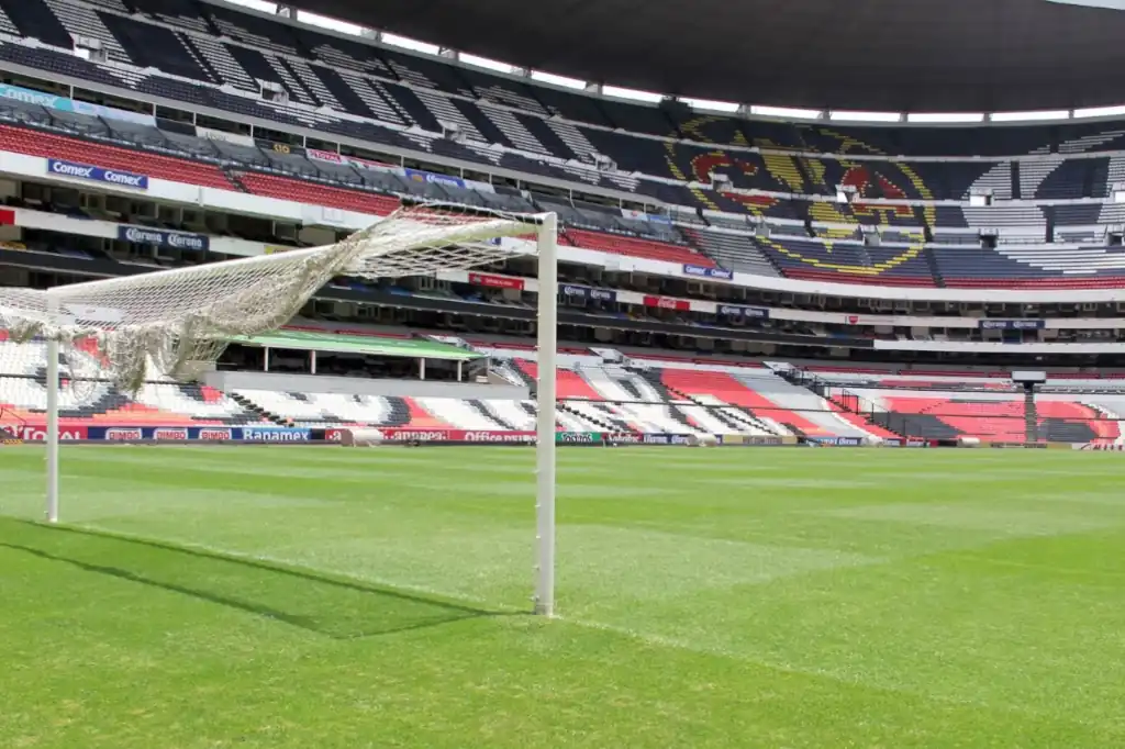 El Estadio Banorte luce su nuevo césped a meses del Mundial 2026.