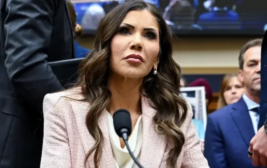 Trump destituye a Kristi Noem tras muertes de ciudadanos en Minneapolis