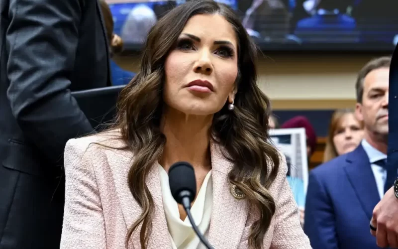 Trump destituye a Kristi Noem tras muertes de ciudadanos en Minneapolis