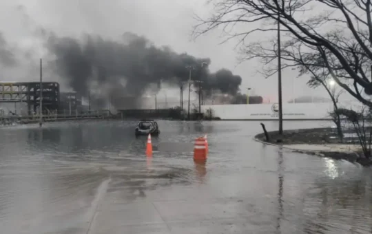 Recientemente, se difundió un video que muestra el momento preciso en que se desató el incendio en la Refinería Olmeca de Dos Bocas